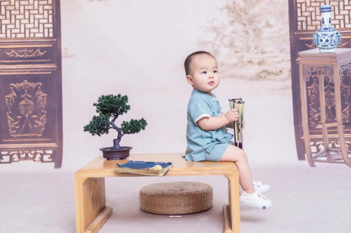 西宁宝宝边吃奶边挣扎烦躁